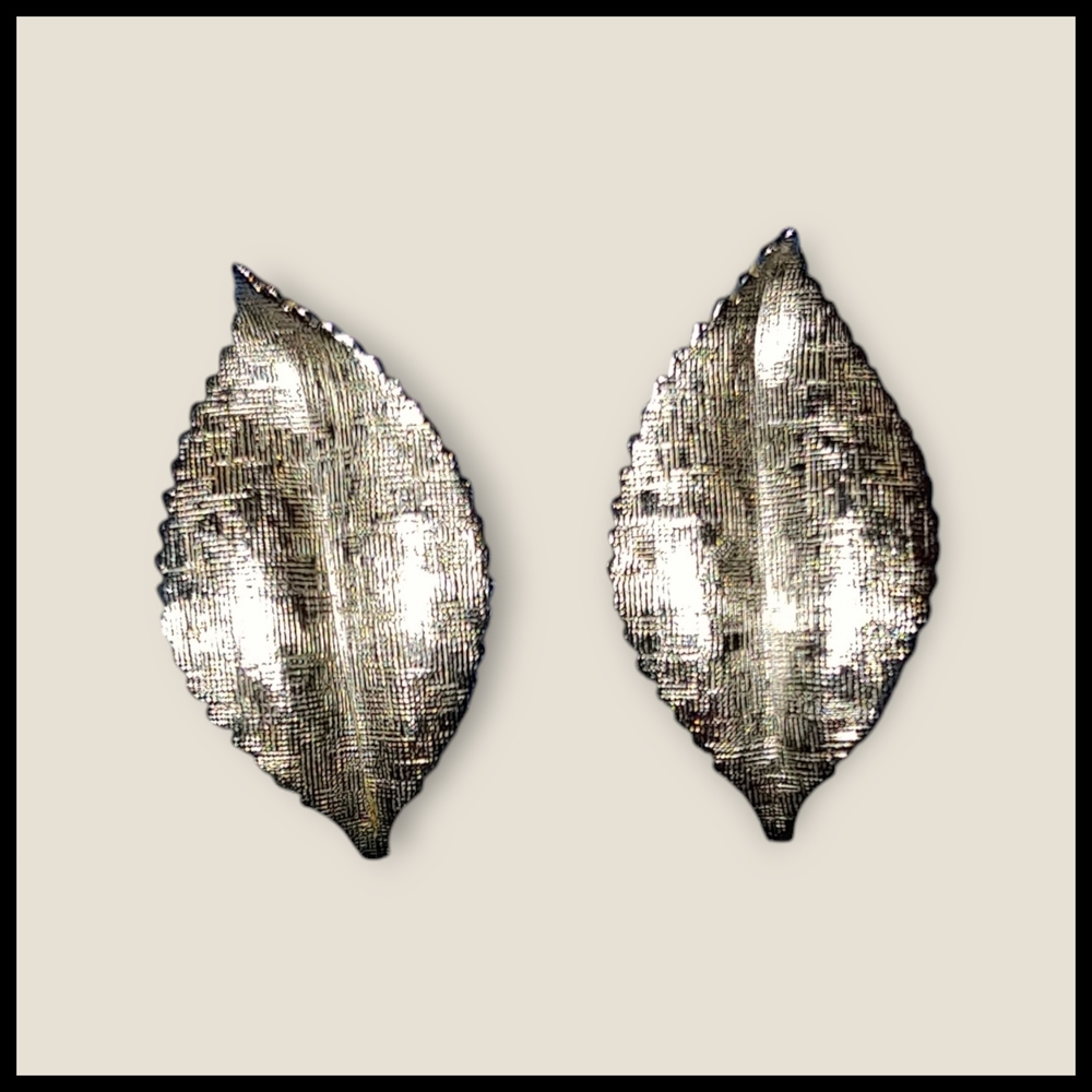 Van Dell Vintage Screw Back Leaf Earrings